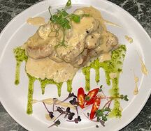 Свиная вырезка в сливочном соусе с грибами