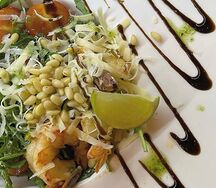 Руккола с креветками и авокадо