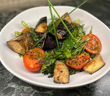 Салат с хрустящими баклажанами, томатами и сыром