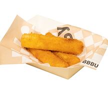Сырные палочки с брусничным соусом