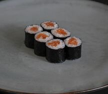Маки с лососем