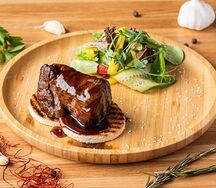 Филе миньон с трюфельным соусом и микс салата