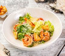Салат Цезарь с тигровыми креветками