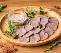Отварной язык с хреном