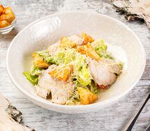 Салат Цезарь с куриным рулетом