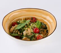 Инсалата с креветками и соусом песто