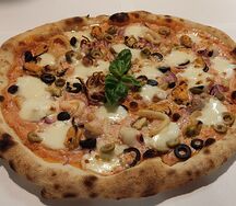 С морепродуктами, красным луком, маслинами и оливками