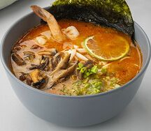 Суп Том ям с морепродуктами и рисом