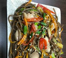 Гречневая лапша соба с копченой курицей