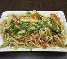 Яичная острая лапша с овощами и спайси соусом