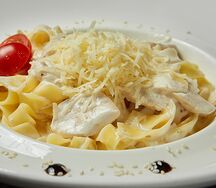 Тальятелле со сливочной курой и шпинатом