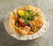 Форель запеченная с овощами