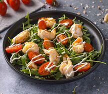 Салат с креветкой и рукколой