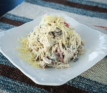 Салат грибной с курицей и сыром 