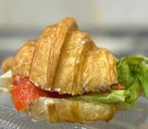 Круассан с лососем и сыром 