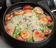 Салат цезарь с креветками 