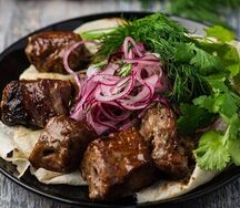 Шашлык из бараньей печени на мангале