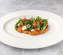 Брускетта с копченым лососем