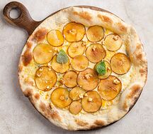 Пицца Четыре сыра с грушей