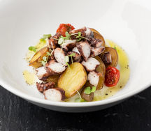 Тёплый салат с осьминогом