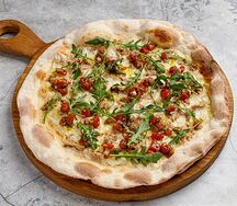 Пицца с тунцом, томатной сальсой и рукколой