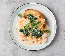 Скрембл с креветками, шпинатом и бриошь