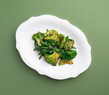 Зеленые овощи с соусом песто