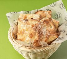 Фокачча на римском тесте с чесноком и пармезаном