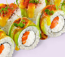 Ролл Нежный лосось с соусом манго