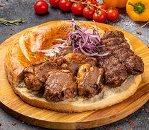 Шашлык из баранины с люля-кебабом в хлебе