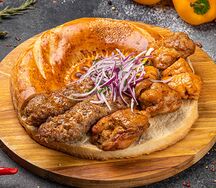 Шашлык из курицы с люля-кебабом в хлебе