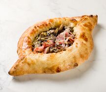 Хачапури по-аджарски с беконом и грибами