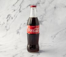 Газированный напиток Coca-Cola в стекле