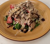 Теплый салат с куриным филе