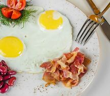 Глазунья с беконом и фасолью