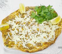 Лахмаджун с говядиной и сыром