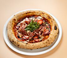 Пицца с пармской ветчиной, клубникой и руколой