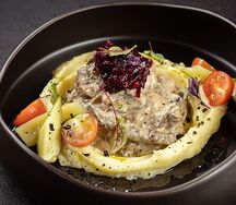 Бефстроганов с картофельным пюре и корнишонами