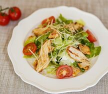 Салат Цезарь с курицей