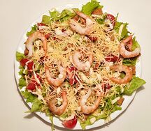 Салат Цезарь с королевскими креветками
