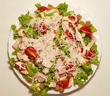 Салат Цезарь с курицей