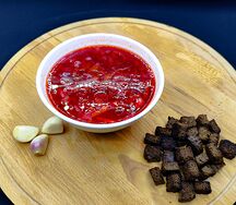 Борщ с чесночными сухариками