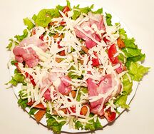 Салат Цезарь с беконом