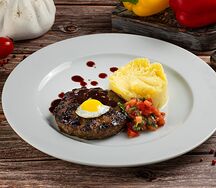 Бифштекс с копченым картофелем