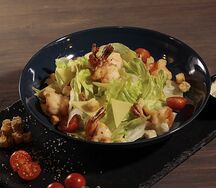 Салат Цезарь с королевскими креветками