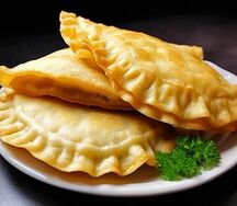 Чебуреки с бараниной, томатами и соусом