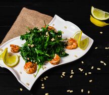 Салат из рукколы и тигровых креветок