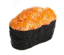 Гункан с лососем