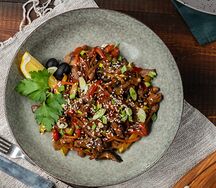 Говядина, обжаренная с овощами