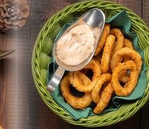 Луковые кольца с соусом Тысяча островов